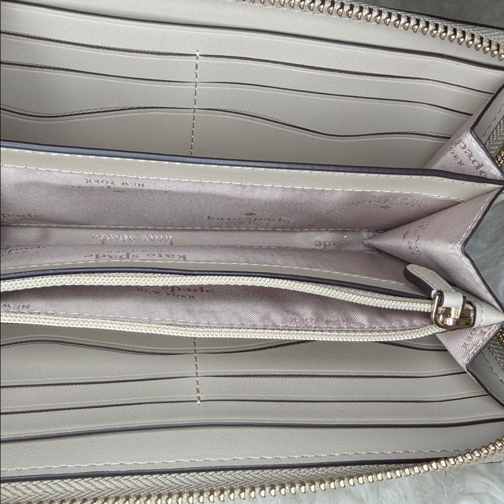 Kate Spade NWOT soft pebble leather, full zip wallet lots of storage beautiful - Picture 7 of 7